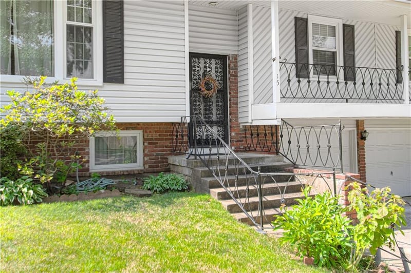 15 Bridlespur Dr, Kansas City, MO 64114