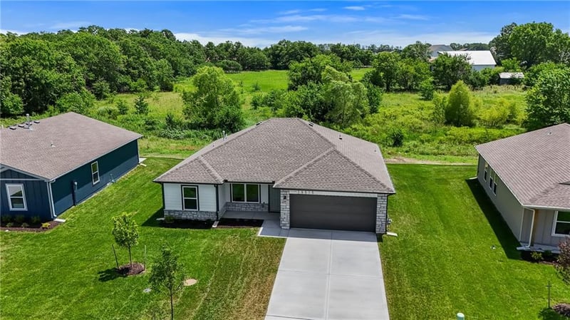 19515 Lincoln St, Spring Hill, KS 66083