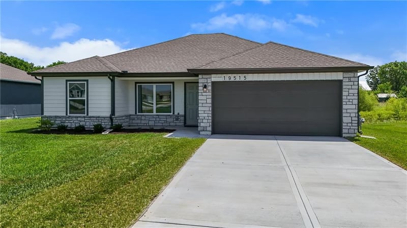 19515 Lincoln St, Spring Hill, KS 66083