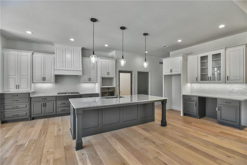 2814 175th Ter, Overland Park, KS 66085