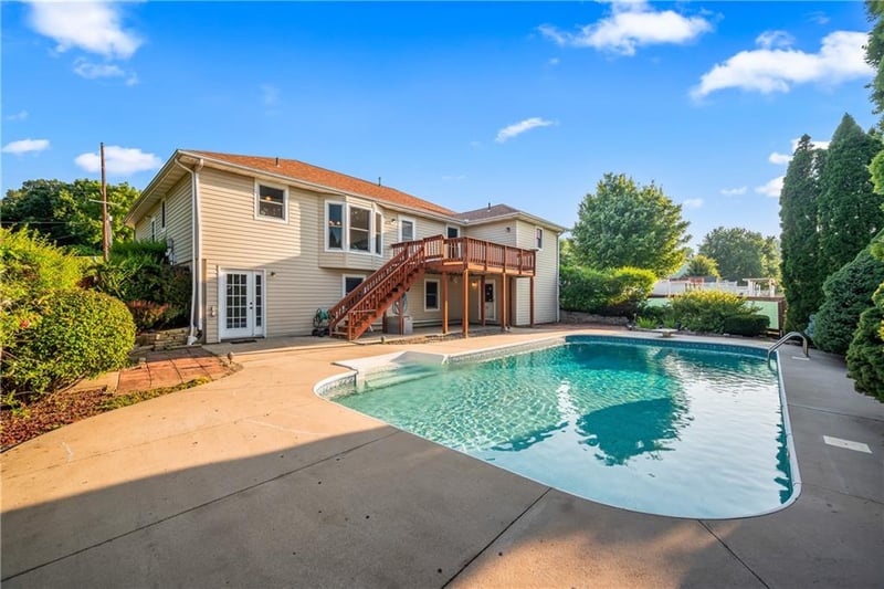 125 Hatchell Rd S, Tonganoxie, KS 66086