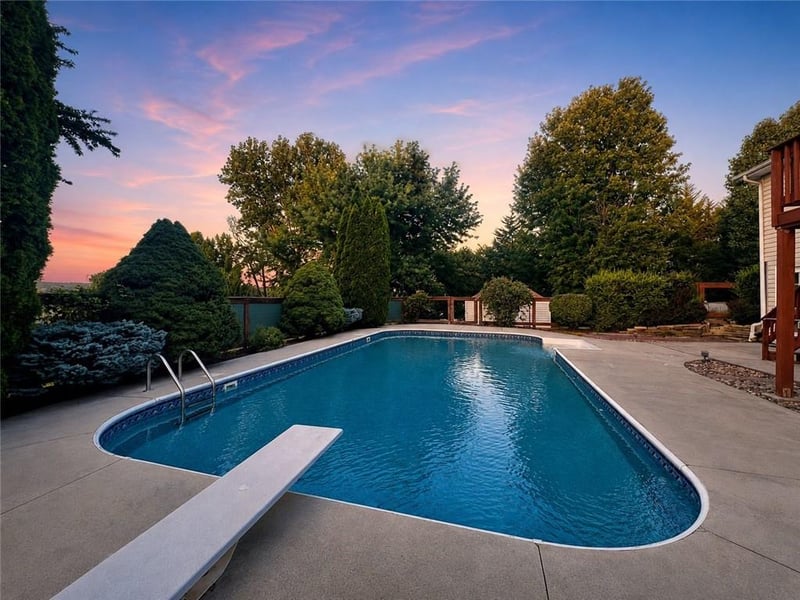 125 Hatchell Rd S, Tonganoxie, KS 66086