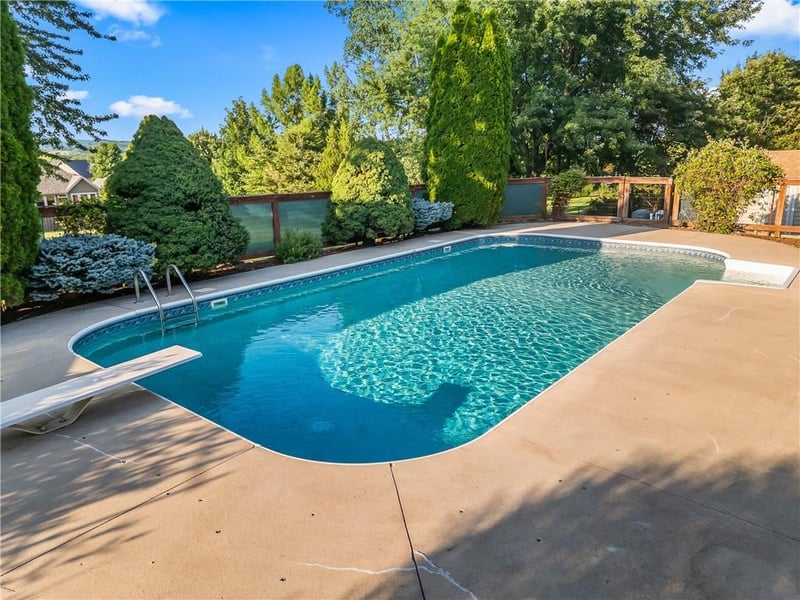 125 Hatchell Rd S, Tonganoxie, KS 66086