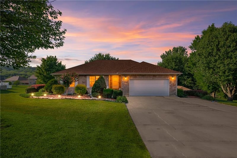 125 Hatchell Rd S, Tonganoxie, KS 66086