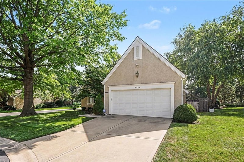 9428 W 123rd St, Overland Park, KS 66213