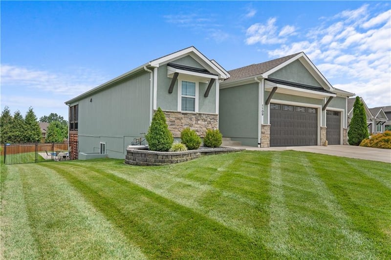 1109 Brookside Ct, Lee's Summit, MO 64064