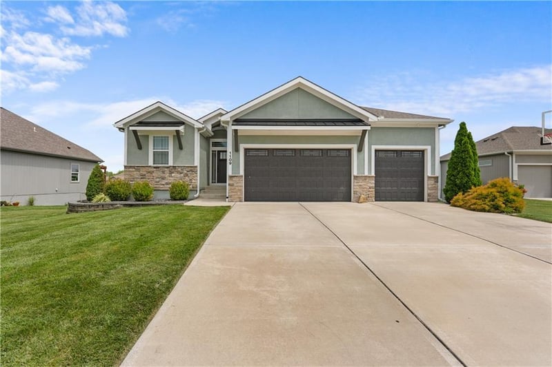 1109 Brookside Ct, Lee's Summit, MO 64064