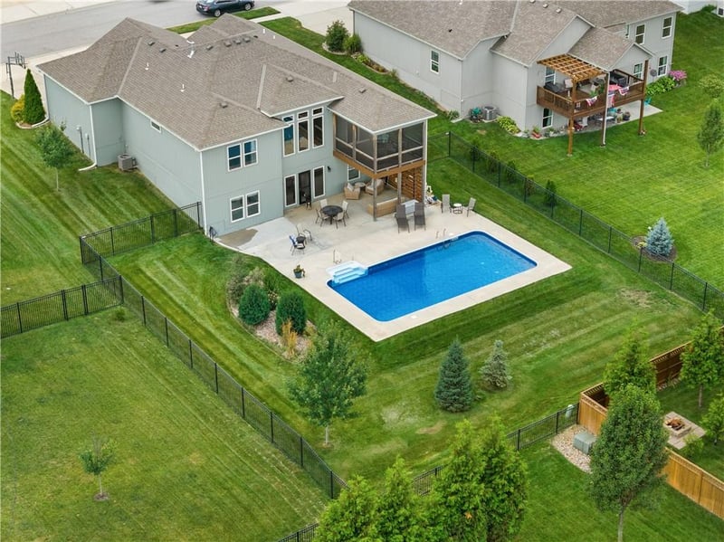 1109 Brookside Ct, Lee's Summit, MO 64064
