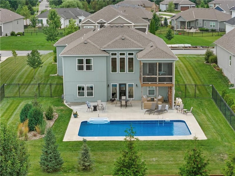 1109 Brookside Ct, Lee's Summit, MO 64064