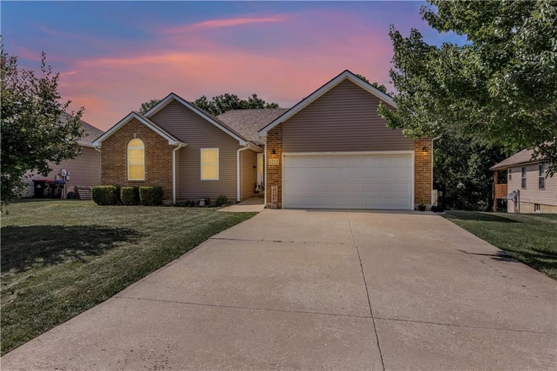 1212 Nottingham Dr, Warrensburg, MO 64093