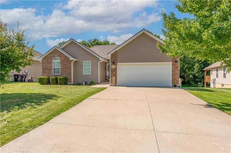 1212 Nottingham Dr, Warrensburg, MO 64093