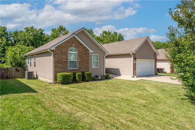 1212 Nottingham Dr, Warrensburg, MO 64093