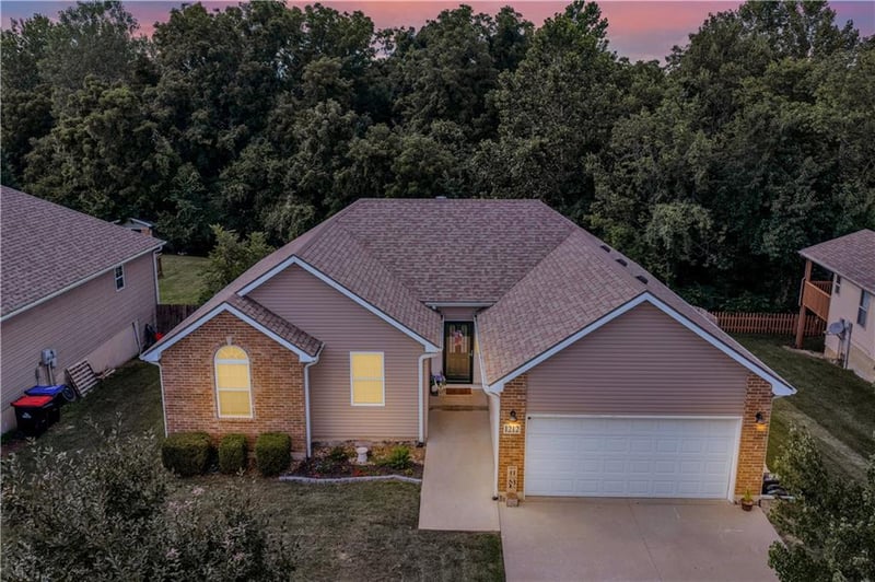 1212 Nottingham Dr, Warrensburg, MO 64093