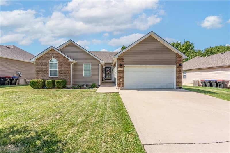 1212 Nottingham Dr, Warrensburg, MO 64093