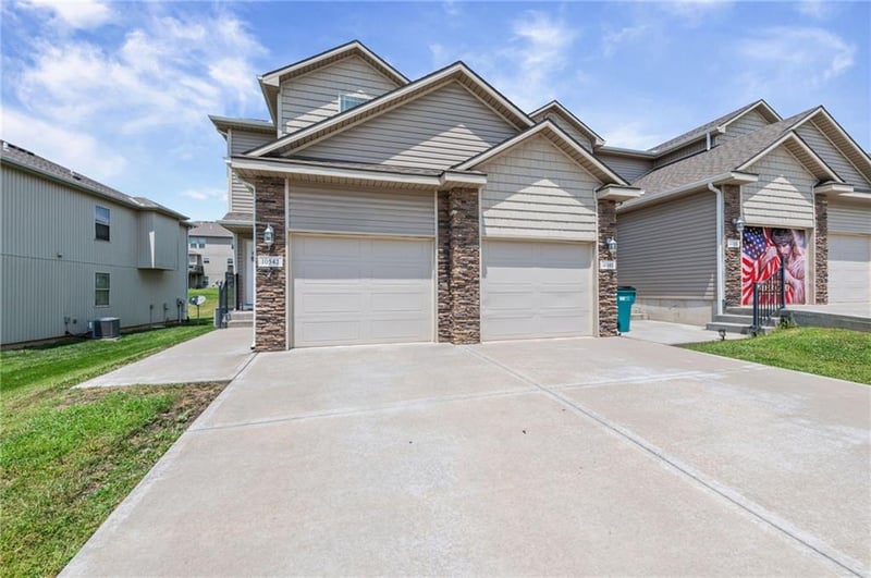 10542 Clubhouse Dr, Kansas City, KS 66109