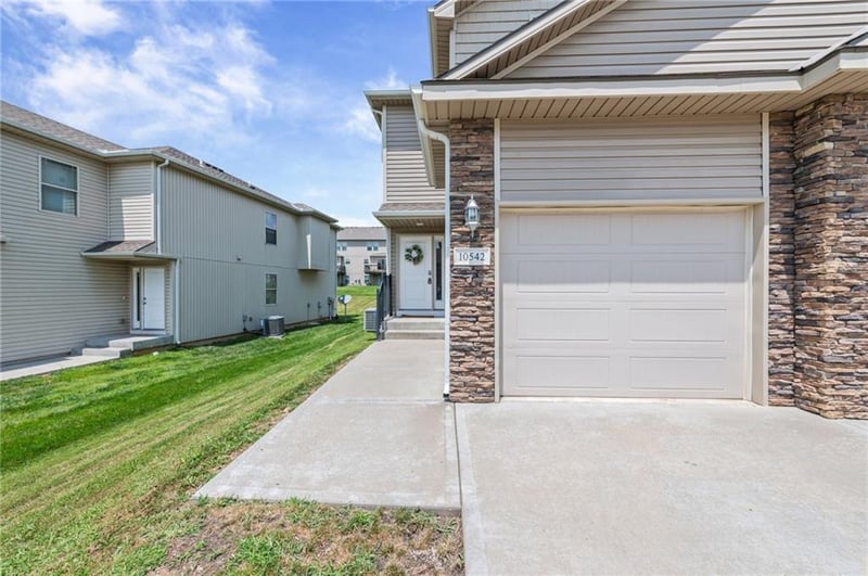 10542 Clubhouse Dr, Kansas City, KS 66109