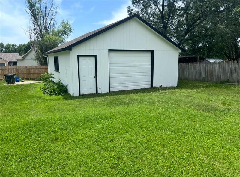 905 Osage St, Paola, KS 66071