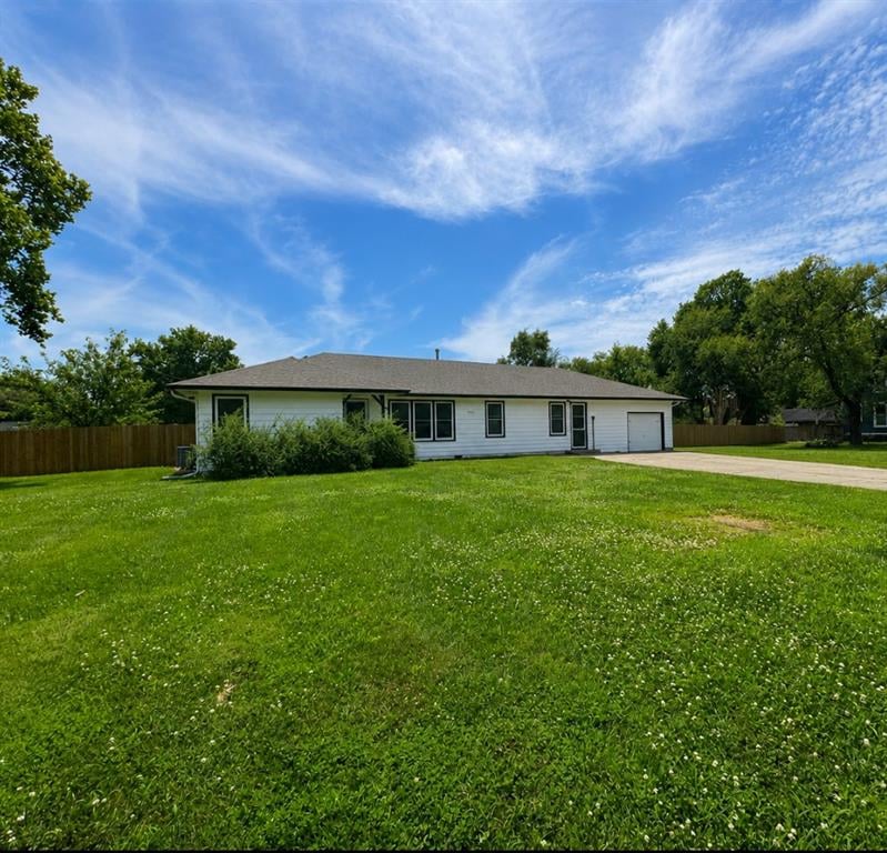 905 Osage St, Paola, KS 66071