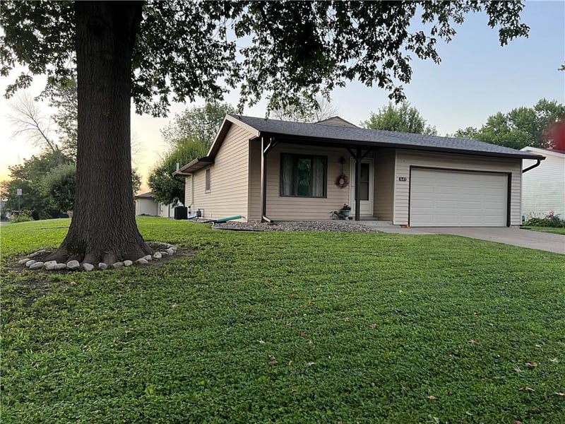1643 N Ray Ave, Maryville, MO 64468