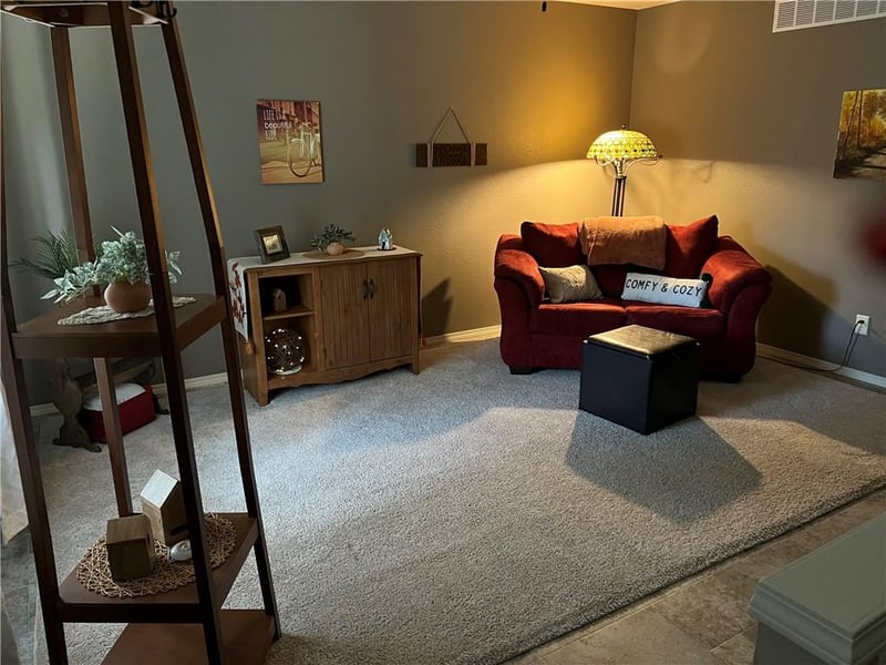 1643 N Ray Ave, Maryville, MO 64468
