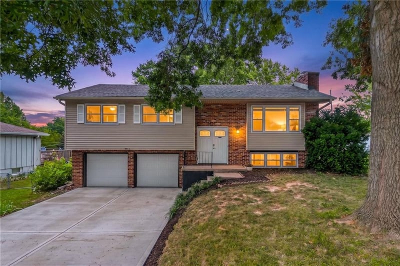 8815 Kenwood Ave, Kansas City, MO 64155