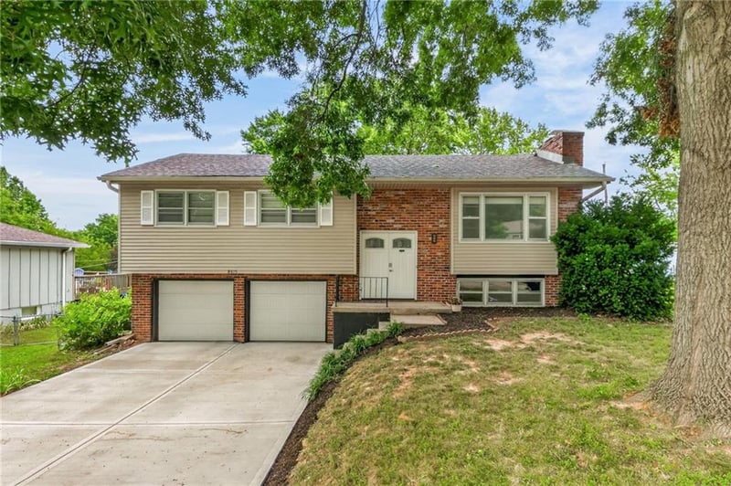 8815 Kenwood Ave, Kansas City, MO 64155