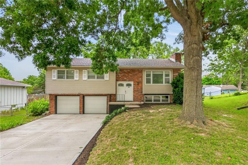 8815 Kenwood Ave, Kansas City, MO 64155