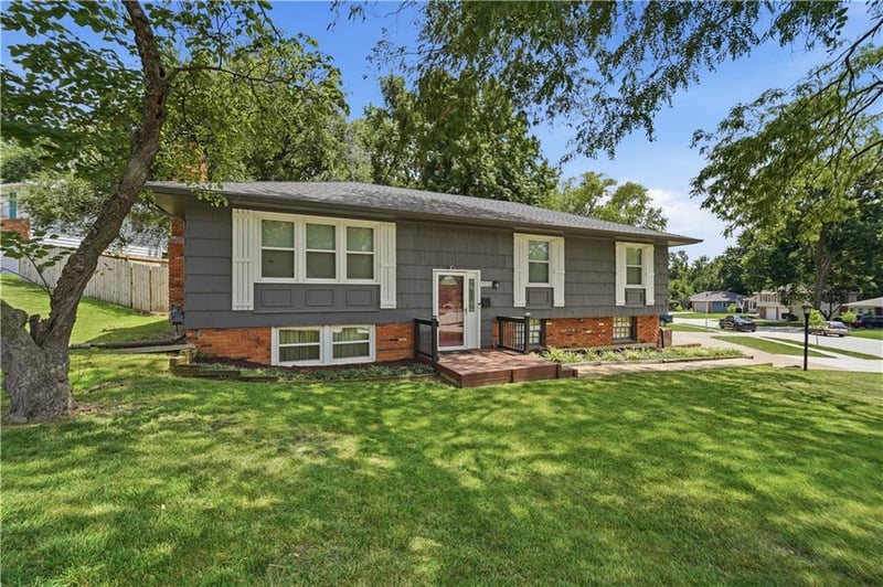 9221 Sturgeon Dr, Overland Park, KS 66212