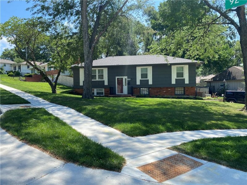 9221 Sturgeon Dr, Overland Park, KS 66212