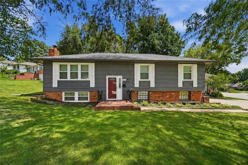 9221 Sturgeon Dr, Overland Park, KS 66212