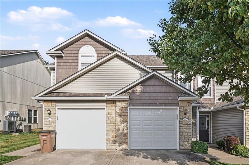 210 Pointe Ln, Raymore, MO 64083
