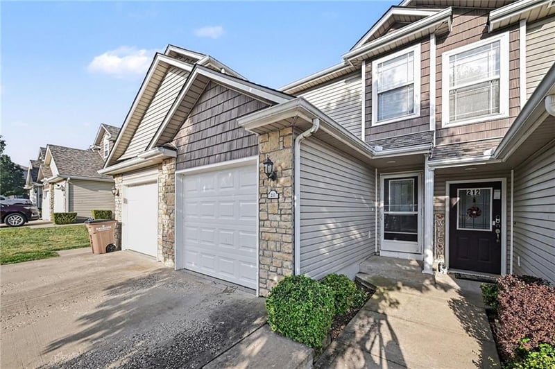 210 Pointe Ln, Raymore, MO 64083