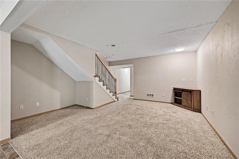 210 Pointe Ln, Raymore, MO 64083
