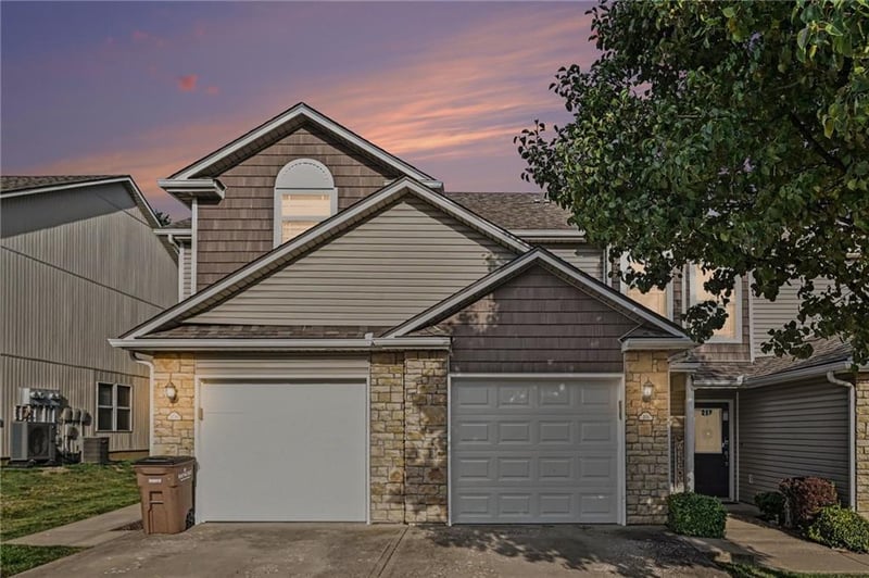 210 Pointe Ln, Raymore, MO 64083