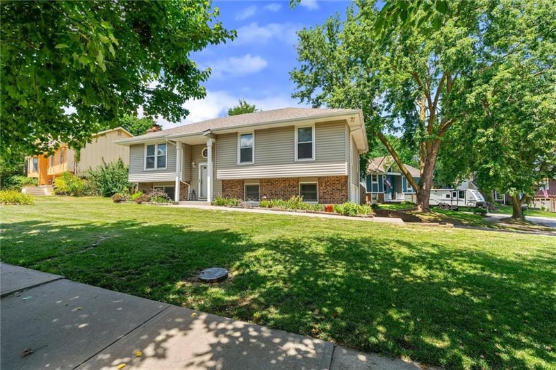 528 Karapat Dr, Kansas City, MO 64155