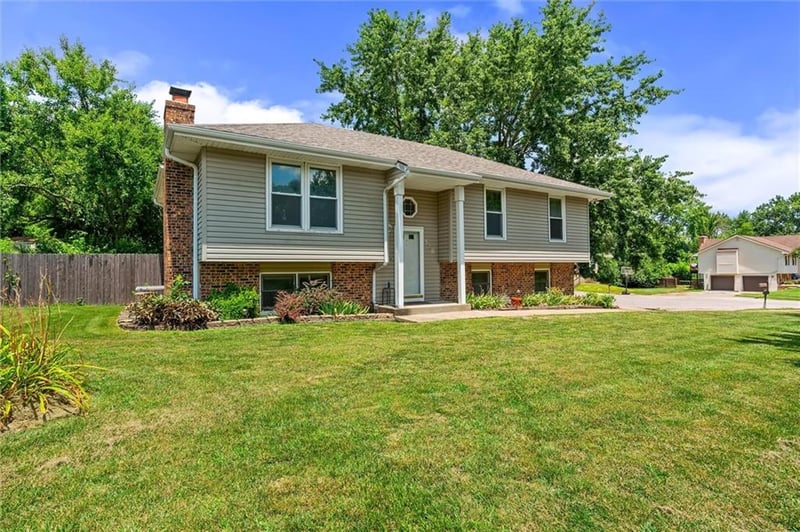 528 Karapat Dr, Kansas City, MO 64155
