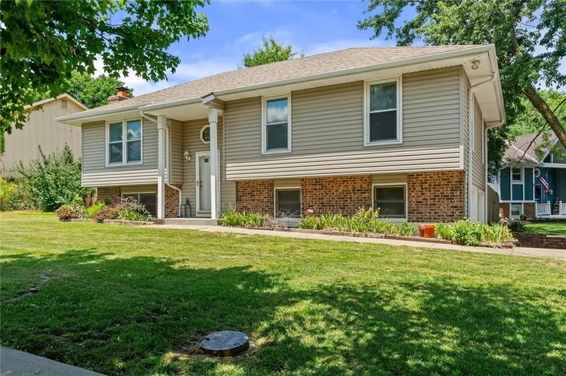 528 Karapat Dr, Kansas City, MO 64155