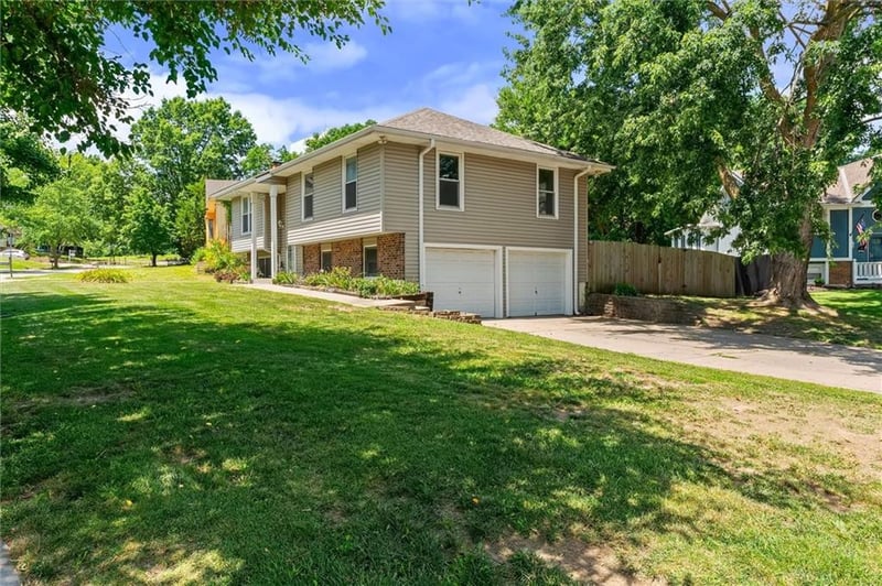 528 Karapat Dr, Kansas City, MO 64155