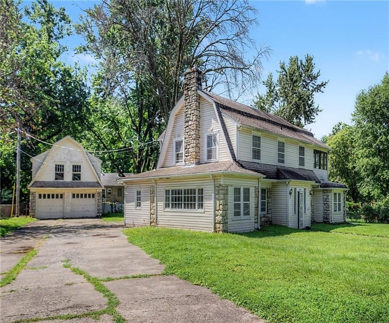 8525 Hiawatha Rd, Kansas City, MO 64114