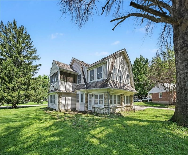 8525 Hiawatha Rd, Kansas City, MO 64114