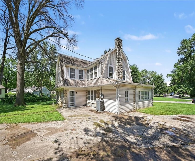 8525 Hiawatha Rd, Kansas City, MO 64114