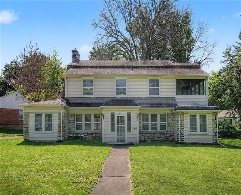 8525 Hiawatha Rd, Kansas City, MO 64114