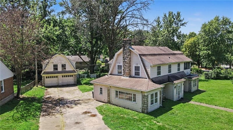 8525 Hiawatha Rd, Kansas City, MO 64114