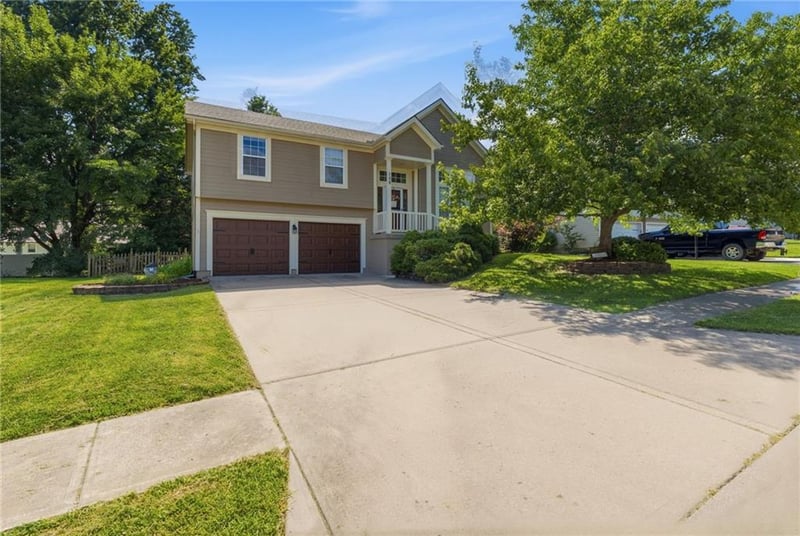128 Highland Dr, Raymore, MO 64083