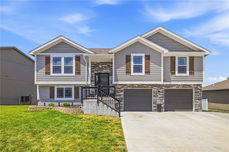 1310 SW Burns Cir, Oak Grove, MO 64075