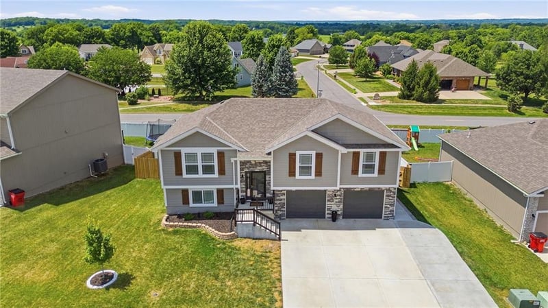 1310 SW Burns Cir, Oak Grove, MO 64075