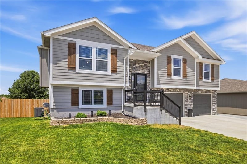 1310 SW Burns Cir, Oak Grove, MO 64075