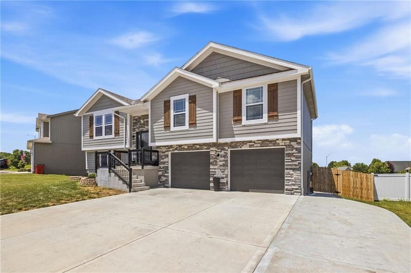 1310 SW Burns Cir, Oak Grove, MO 64075