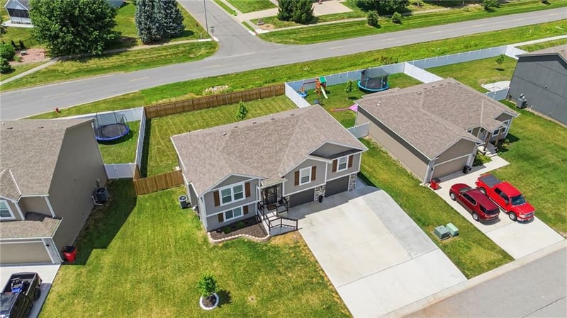 1310 SW Burns Cir, Oak Grove, MO 64075