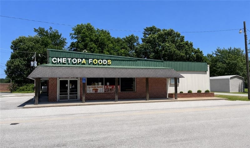 120 4th St, Chetopa, KS 67336